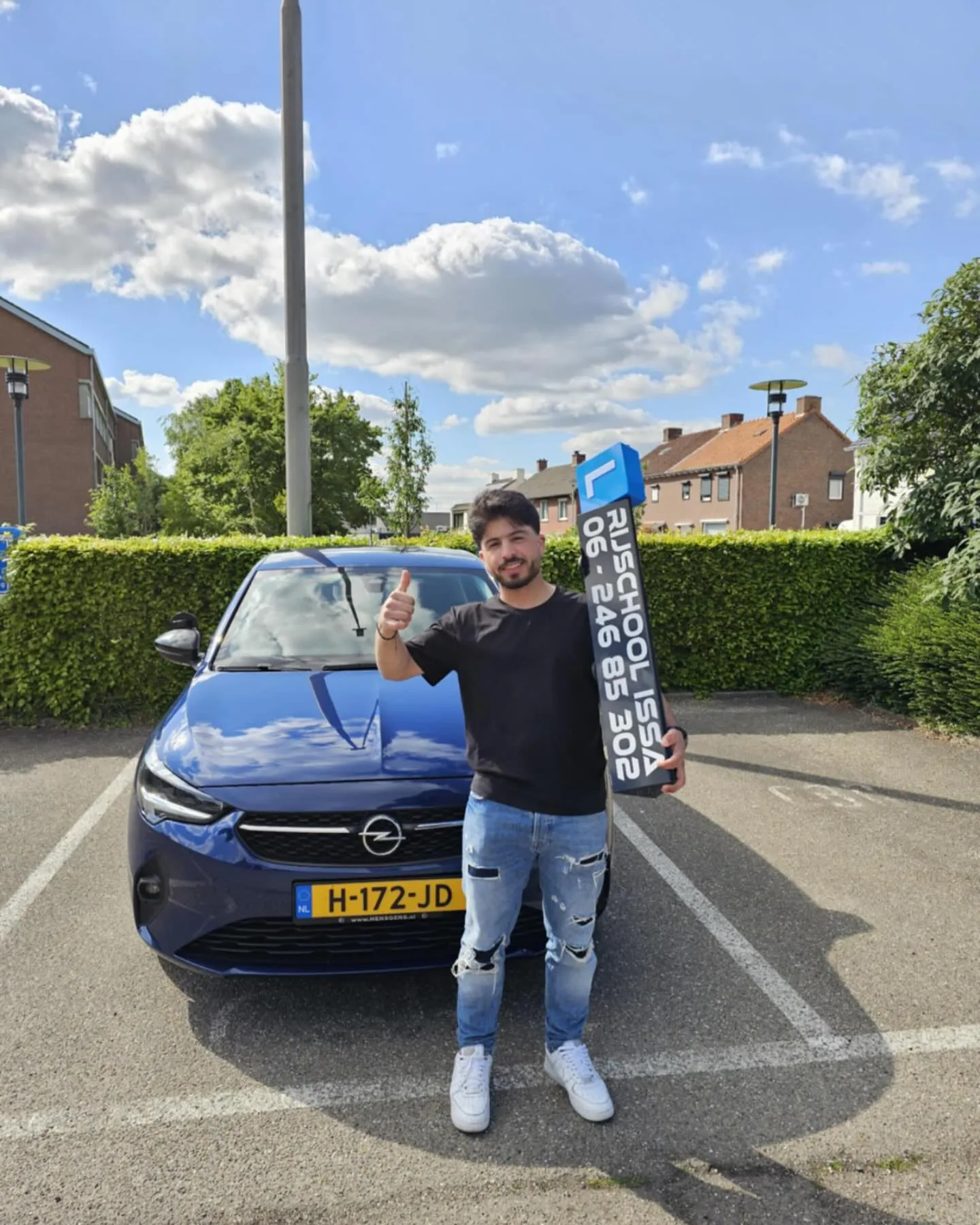 Lesauto van Rijschool Issa op de weg